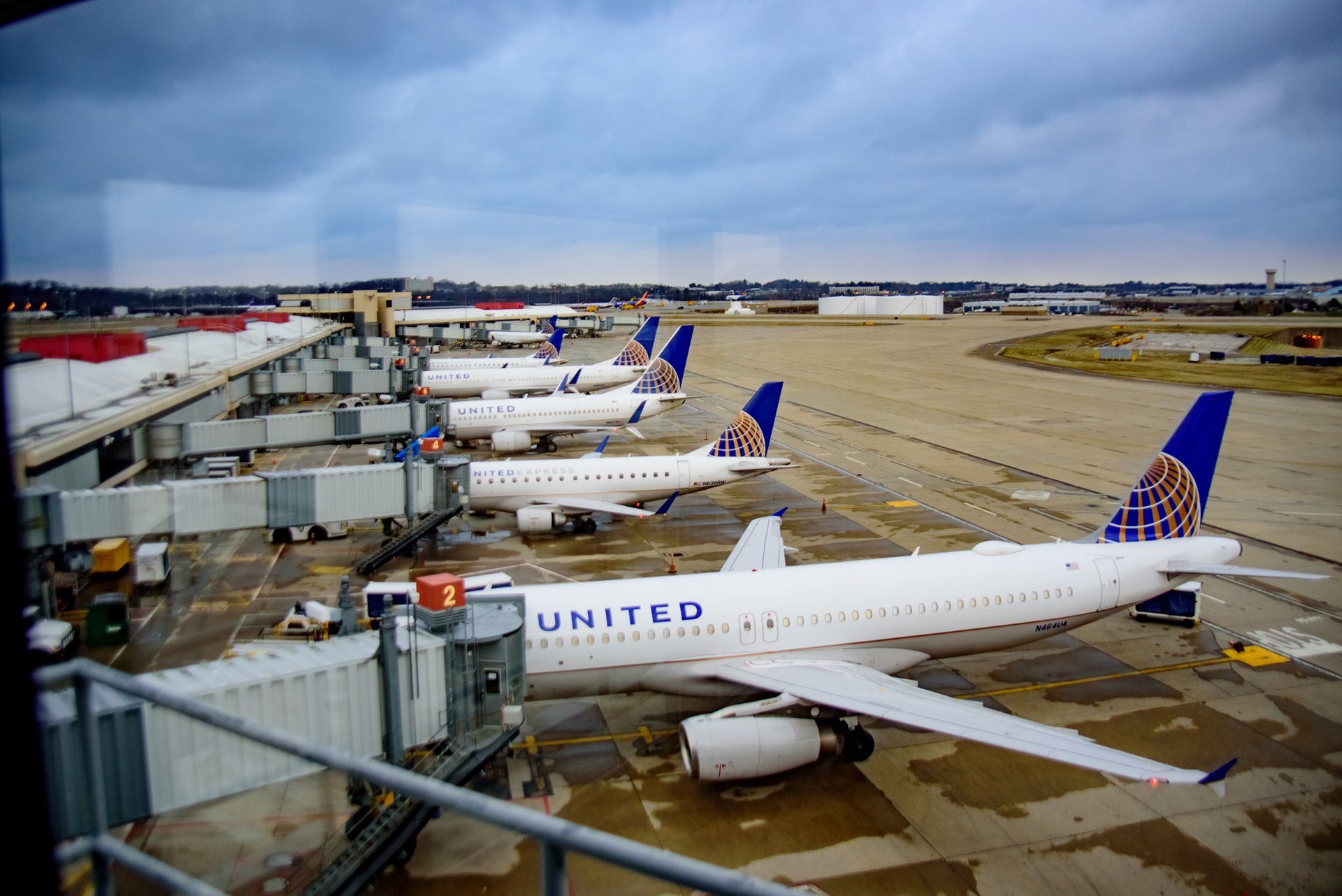 UNITED EXPANDS NONSTOP SERVICE TO SAN FRANCISCO